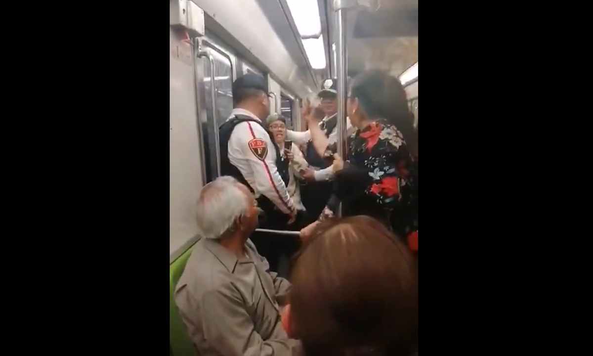 Feminista reclama a señor de tercera edad el asiento preferencial