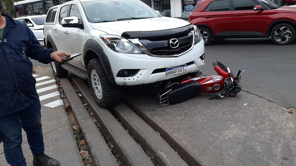 Conductor atropelló a motochorros. Mirá el vídeo de como quedaron.