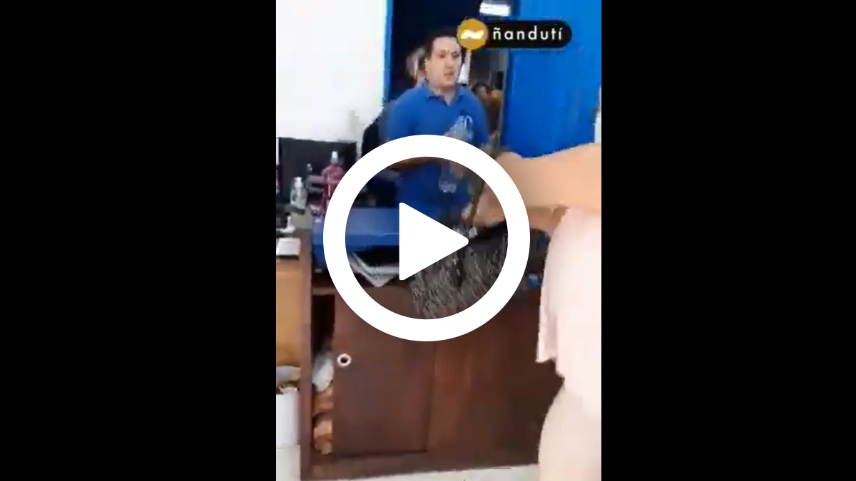 Video: Stiben Patrón derrama agua con lavandina a una mujer.