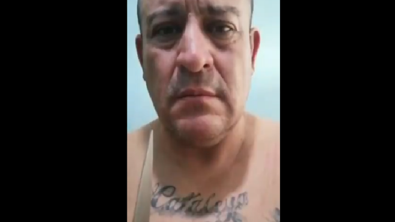 Video del hombre que amenaza con cuchillo a su ex pareja para que vuelva con el.
