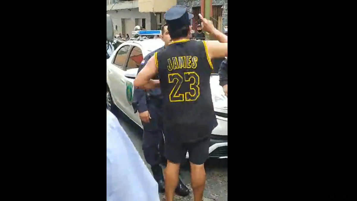 Payo Cubas se enfrenta a un policía de la FOPE que fue a hacer compras en un shopping del centro de Asunción.