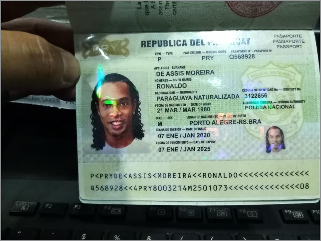 pasaporte falso de ronaldinho.png